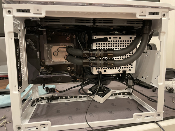 Custom water loop in Cooler Master NR200P