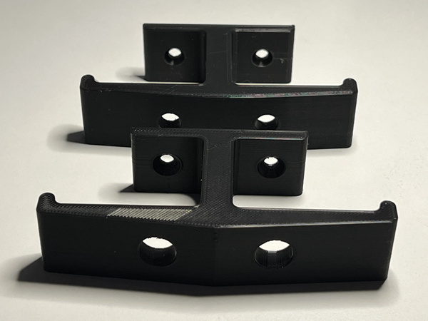 Bottom angle size comparison of two 3D printed headphone hooks