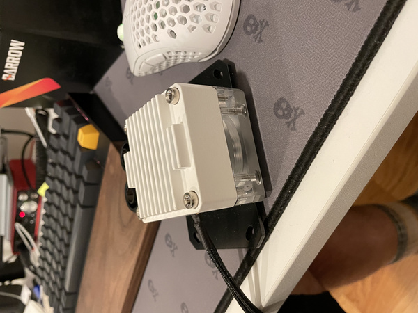 Custom painted EKWB heatsink on a DDC Pump