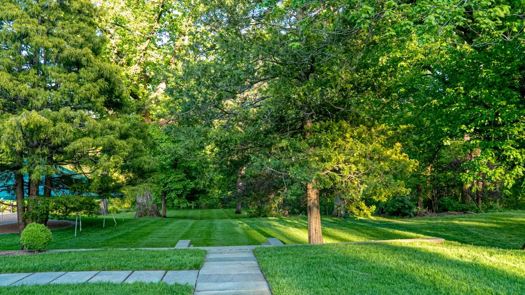 Beautiful landscaping to take wedding photos.