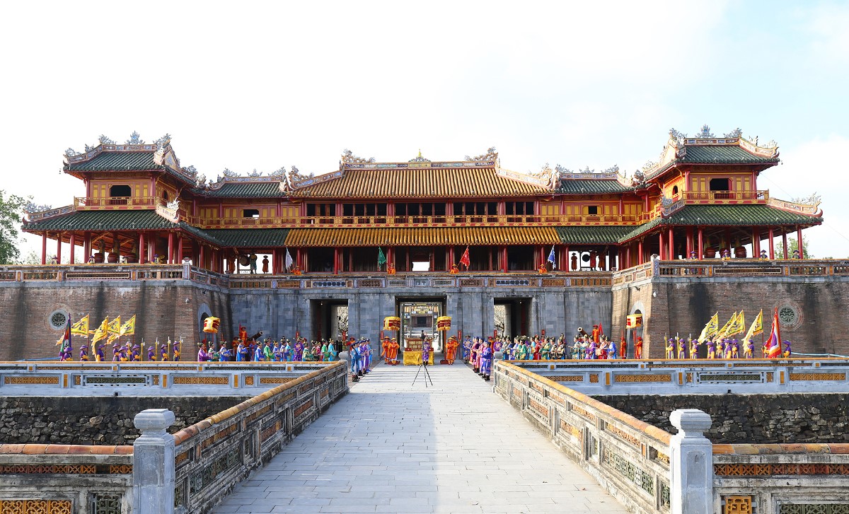 dai-noi-hue-net-dep-co-kinh-ben-dong-song-huong-tho-mong-01-1637860723.jpg