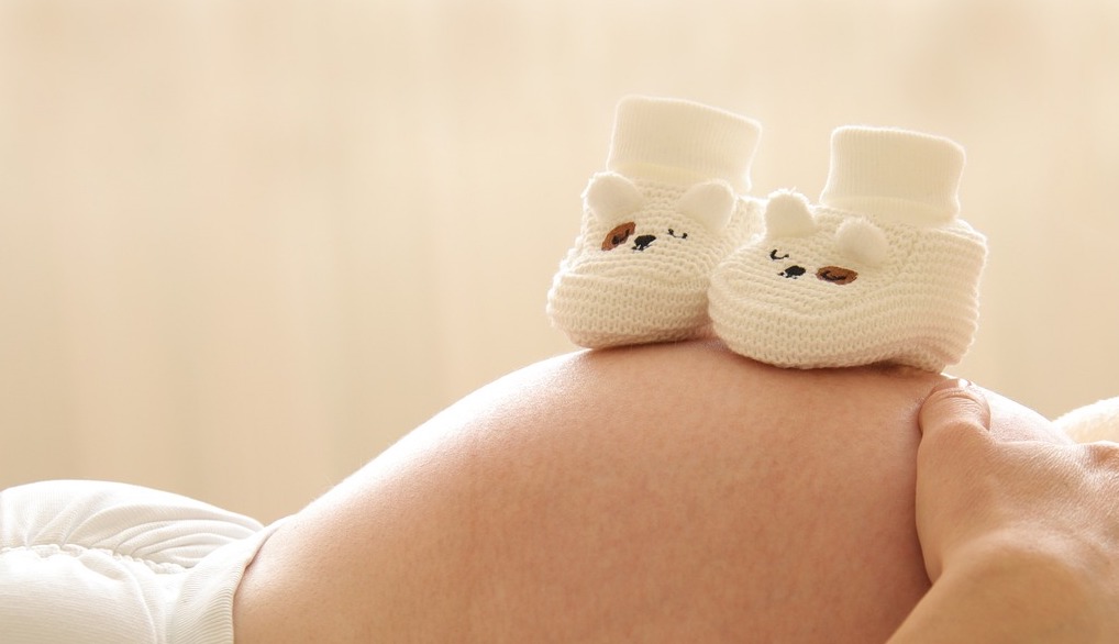 baby-shoes-pregnant-woman