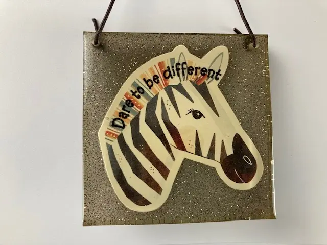 Hanging Plaque "Dare to be Different"